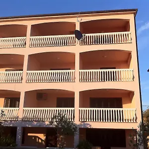 Apartament Bernarda 1, Nin