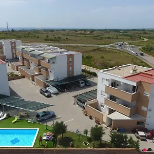 Apartament Village, Nin